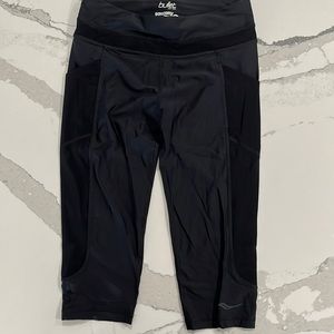 Saucony bullet series knee length running tights. Size small.